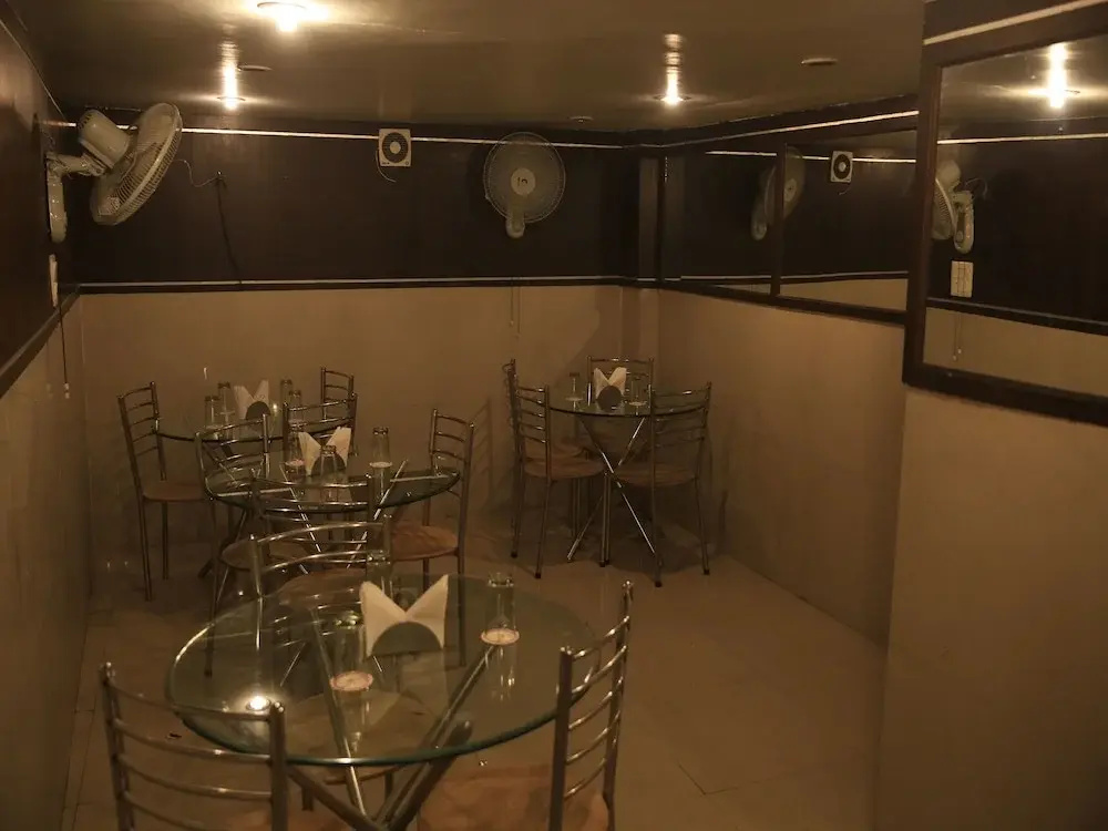 OYO 4300 Hotel The Royal Placid