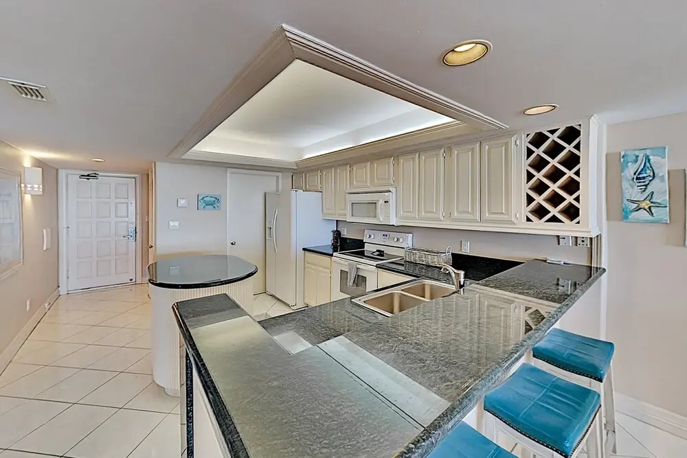 New Listing! Mid-island Marvel W/ Gym & Pools 2 Bedroom Condo