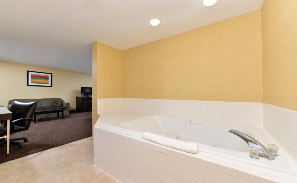 Holiday Inn Express Hotel & Suites Charlotte by IHG