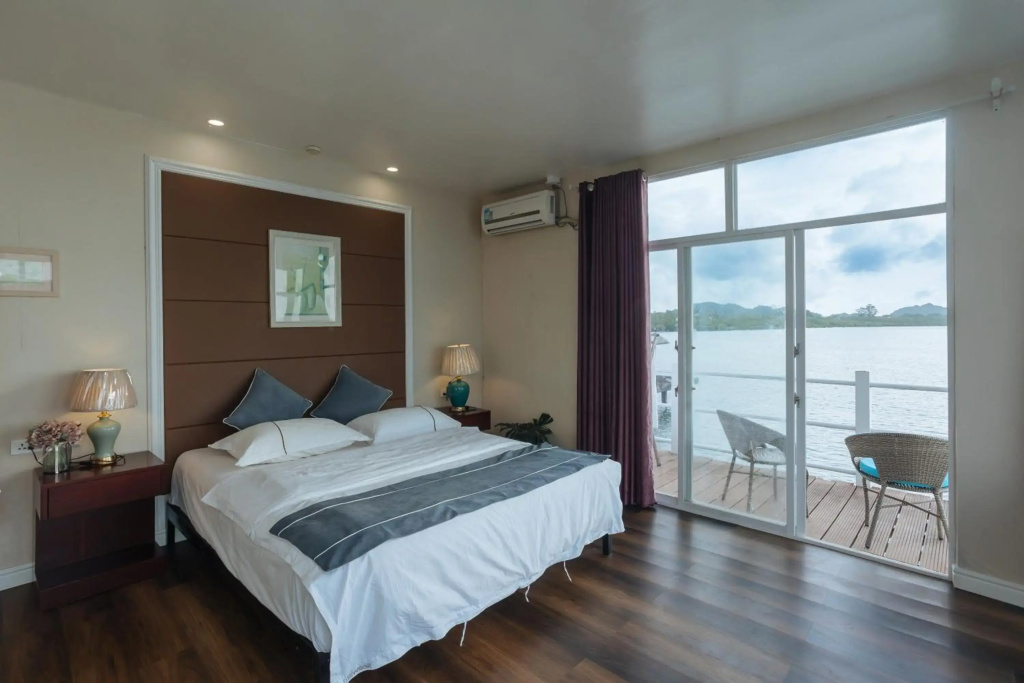 Seaward 270 degrees deluxe ocean view room with queen bed