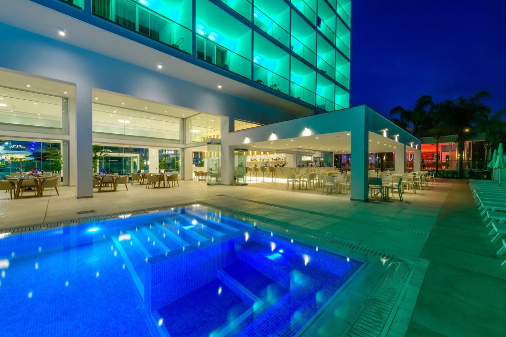 Seasons Hotel (Adults Only)