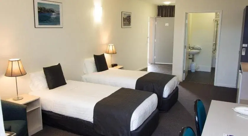 Shoreline Hotel