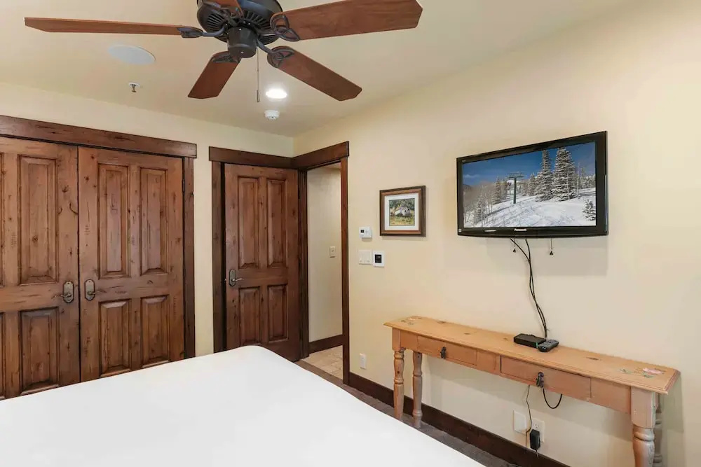 1617 - Six Bedroom plus Den Lakeside 6 Condo