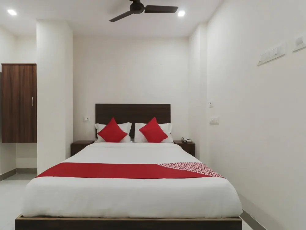 Sujatha Nirmala Convent Road by OYO Rooms