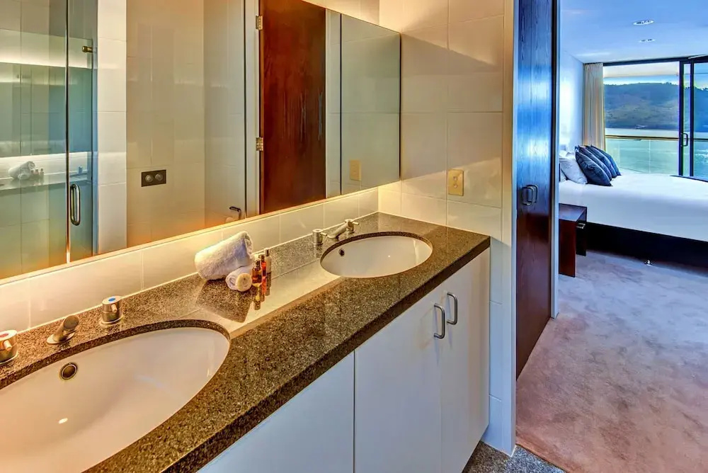 Waves 5 Luxury 3 Bedroom Breathtaking Ocean Views Central Location