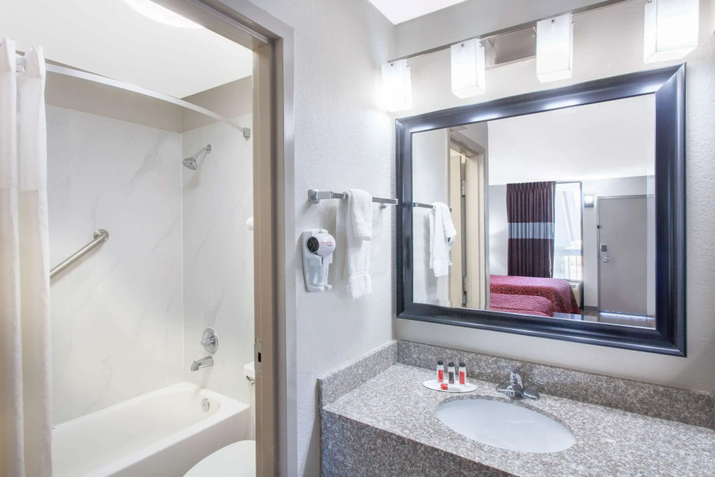 Days Inn by Wyndham Clinton - Laurens I-26