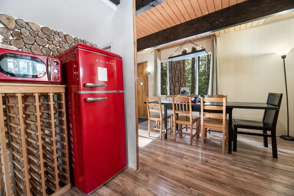 Pinecone Cabin - Cozy And Charming Cabin In A Prime Location! Beautiful Wood Burning Fireplace! 2 Bedroom Home
