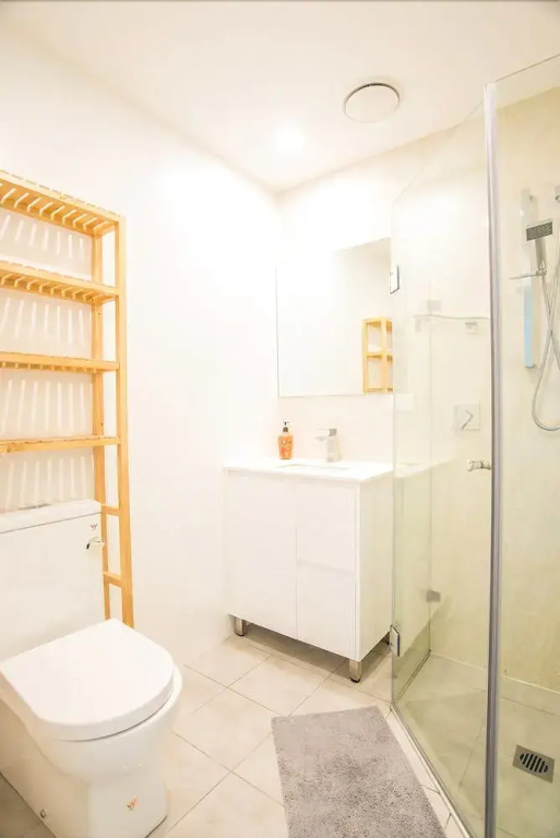 Spacious Central Apartment Walking Distance To Beach