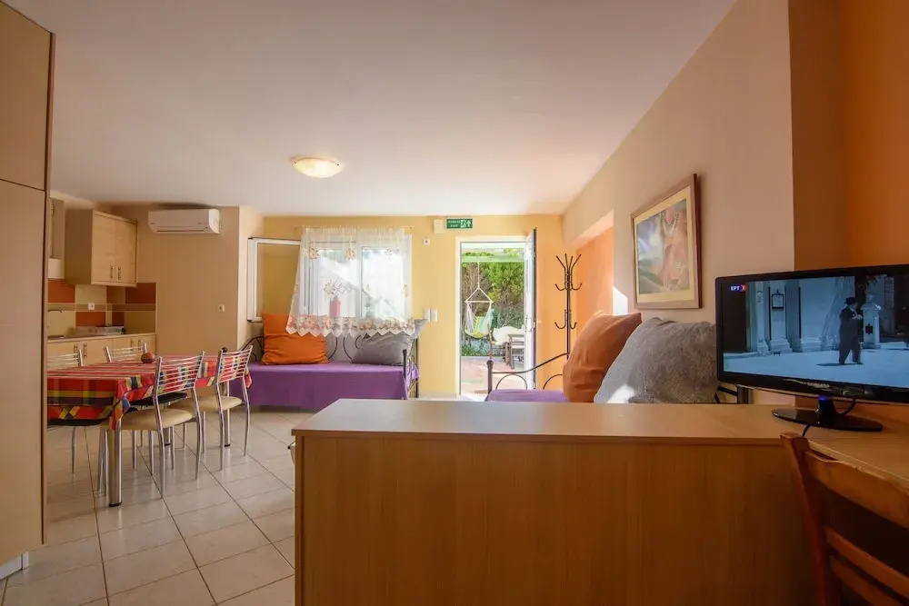 Kyparissia Garden Retreat - Cosy Master Suite
