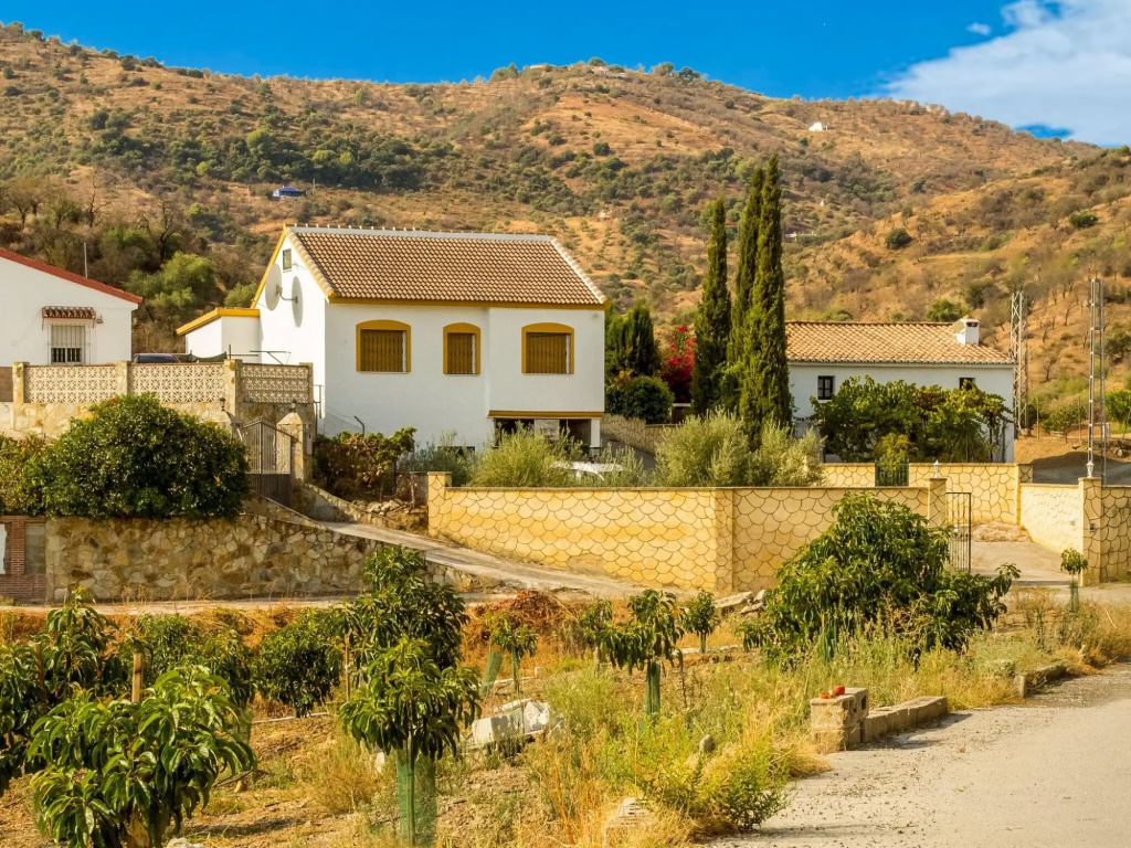 Classy Holiday Home in Guaro With Private Swimming Pool