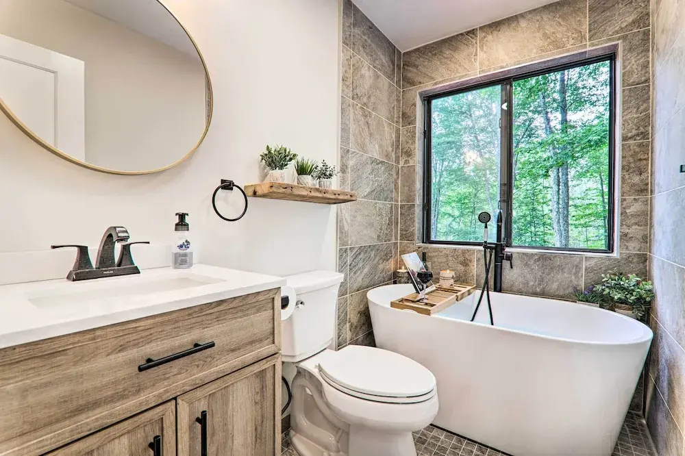 Lake & Pool Access: Home Near Tobyhanna State Park