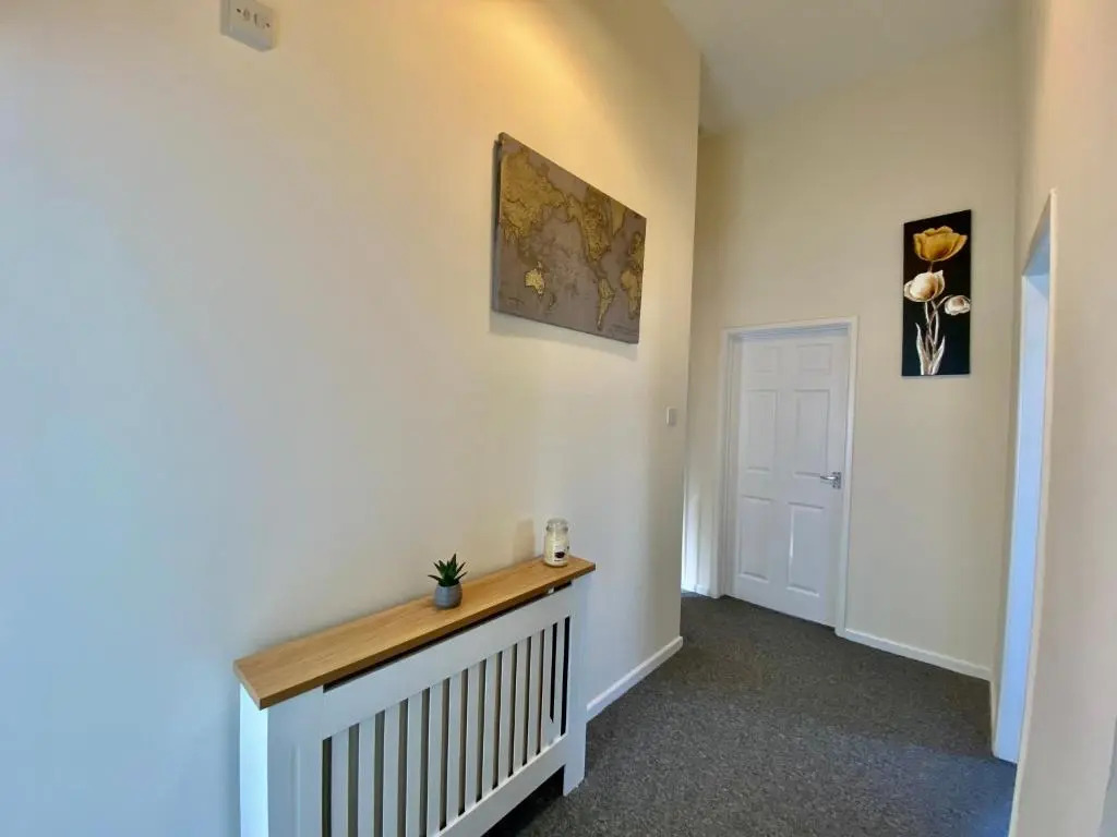 4 Single beds or 2 Doubles - FREE PARKING SPACES - SMART TV's - City Centre Spacious flat