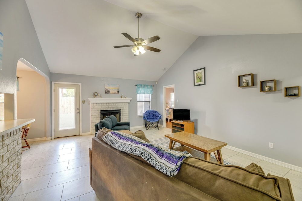 Pet-friendly Corpus Christi Home: 12 Mi to Beach!