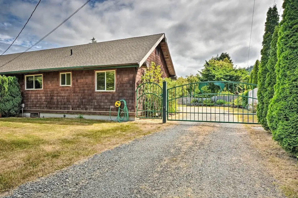Gold Beach Apartment w/ Activities - 2 Mi to Ocean