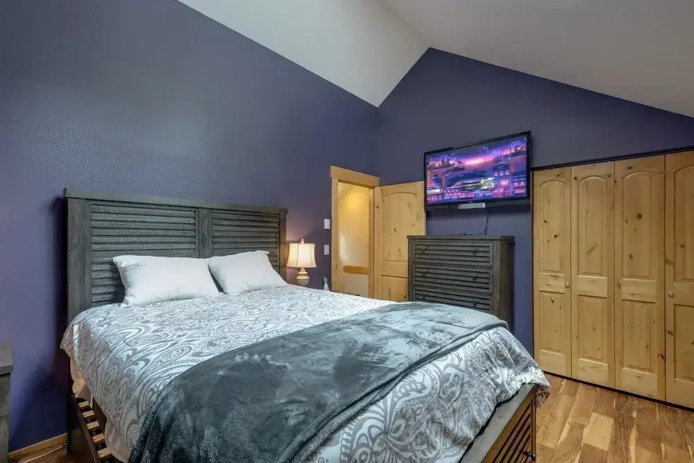 23sw - Luxurious - Wi-fi - Fireplace - Sleeps 4 2 Bedroom Home by Redawning