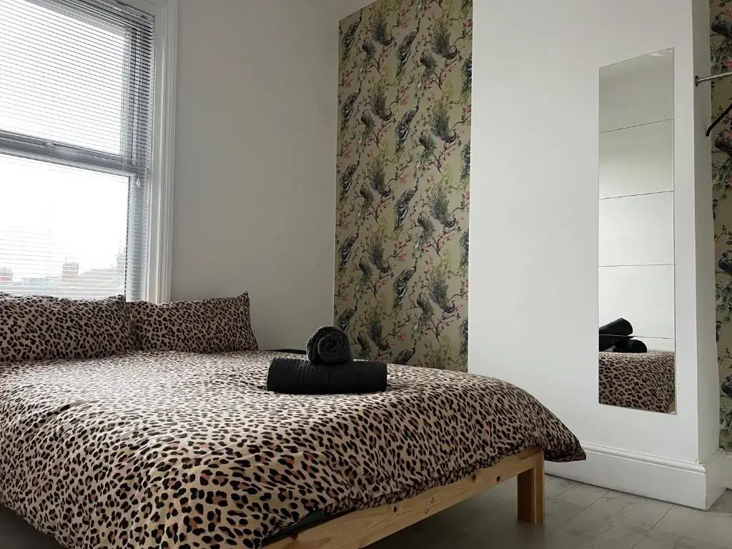 Safari Apartment, Free Parking, 10Min Walk To Blackpool tower, sleeps 12