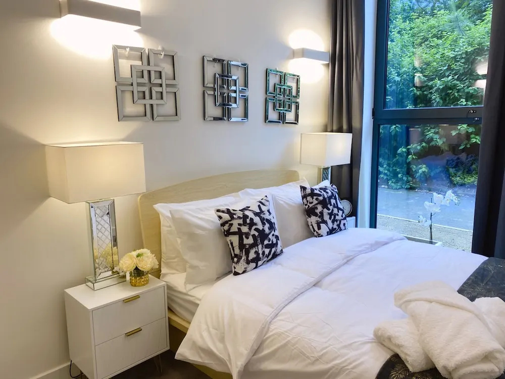 Newpointe Luxury Serviced Apartment at the Atrium
