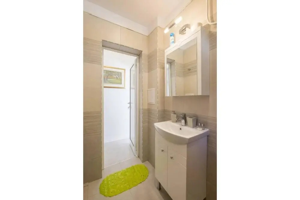 POP UP - Colourful One Bedroom Flat - TOP CENTER