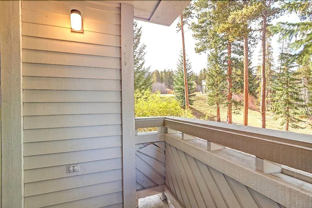 Chic & Cozy Breck Condo: Ski-in/ski-out at Peak 8!