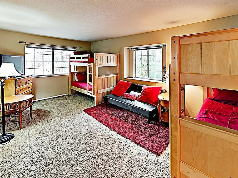 Eagles Nest: Large House Near Lake & Ski Resorts 3 Bedroom Home