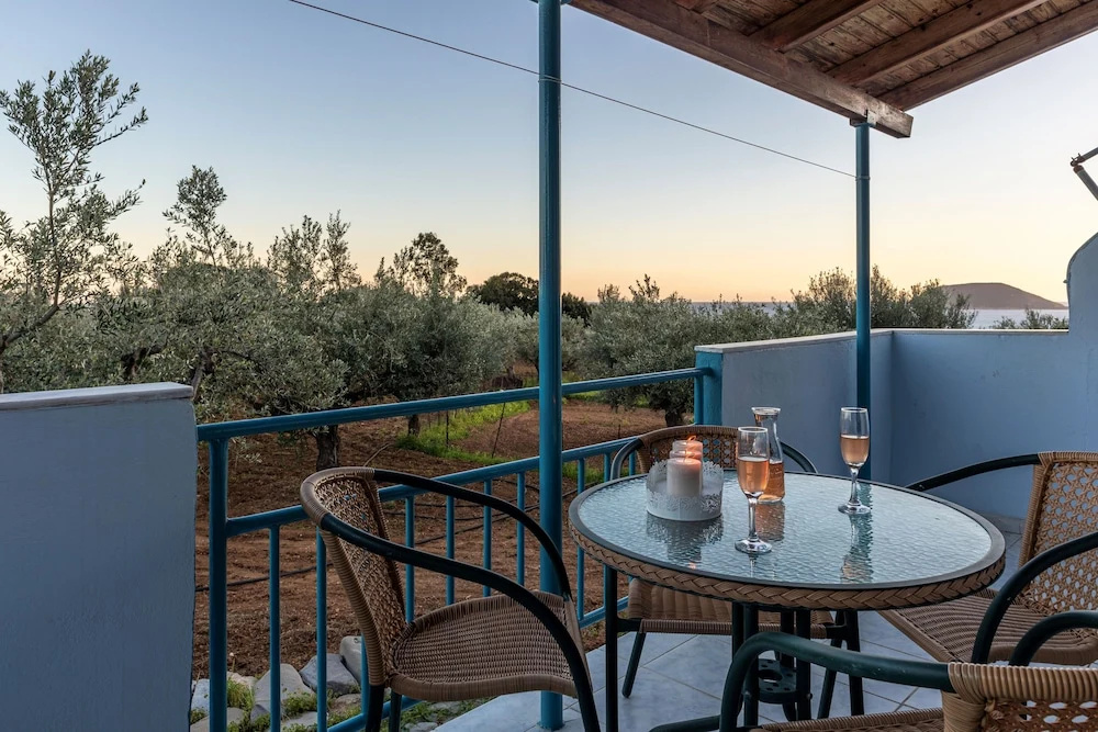 Sunny Summer Retreat - Perfect Location & BBQ
