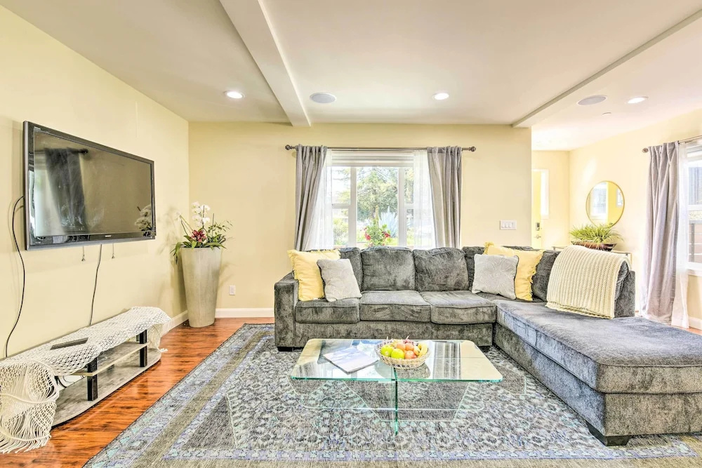 Sunny Oakland Retreat w/ Patio & Cute Garden!