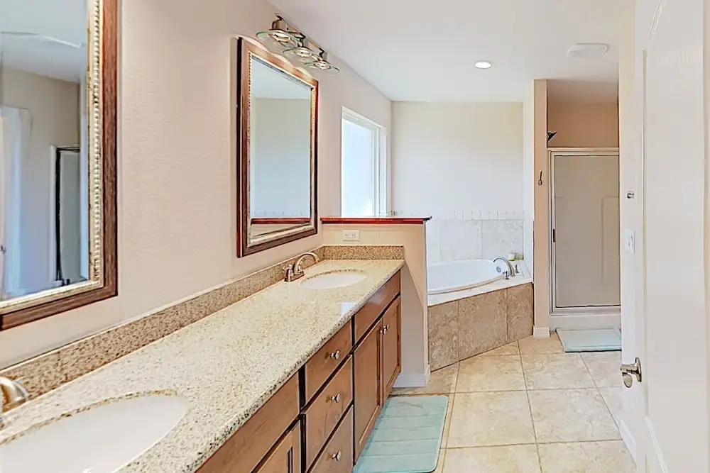 Upscale Custom W/ Large Backyard, Near Beach 4 Bedroom Home