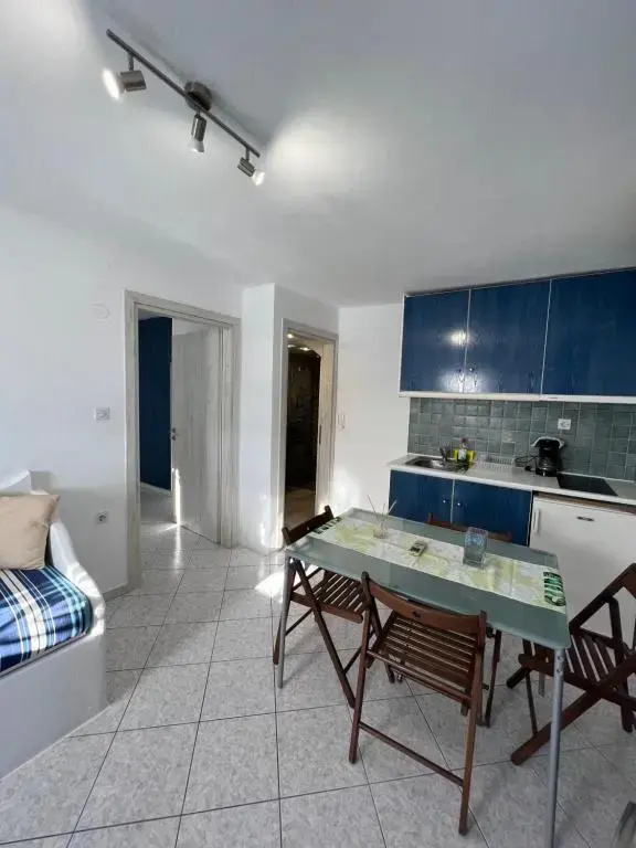 Christos rooms milos