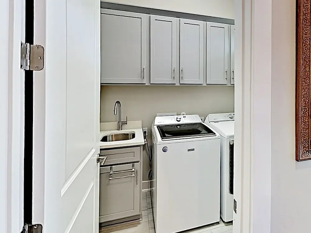 New Listing! Spacious & Lavish Getaway - Downtown! 3 Bedroom Home