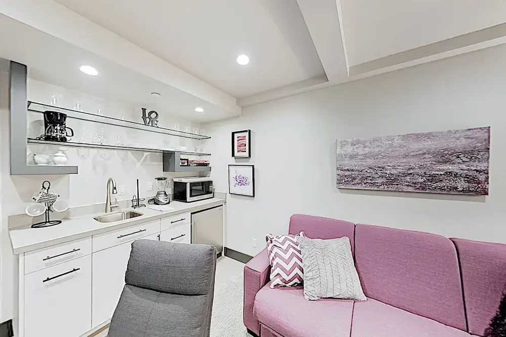 Brand-new W/ Private Hot Tub, Walk To Lift! 3 Bedroom Home
