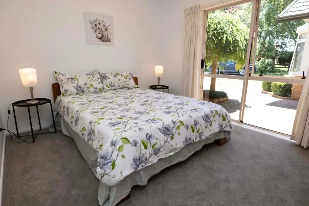 Lovely 2 bedroom unit with an indoor garage