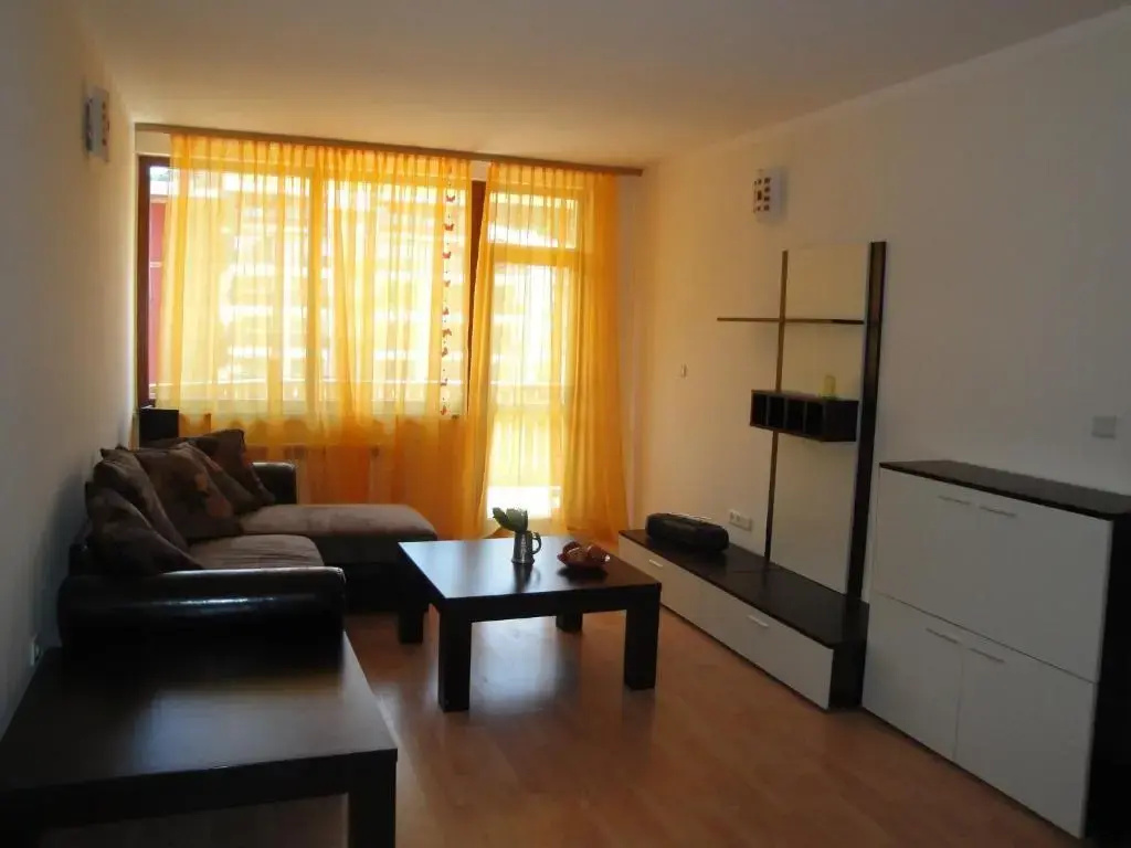Eliza Apartment Sequoia