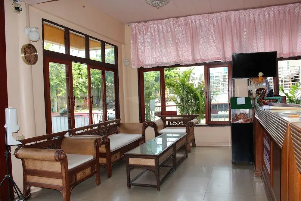 Oyo 75409 Premium The Family Hotel