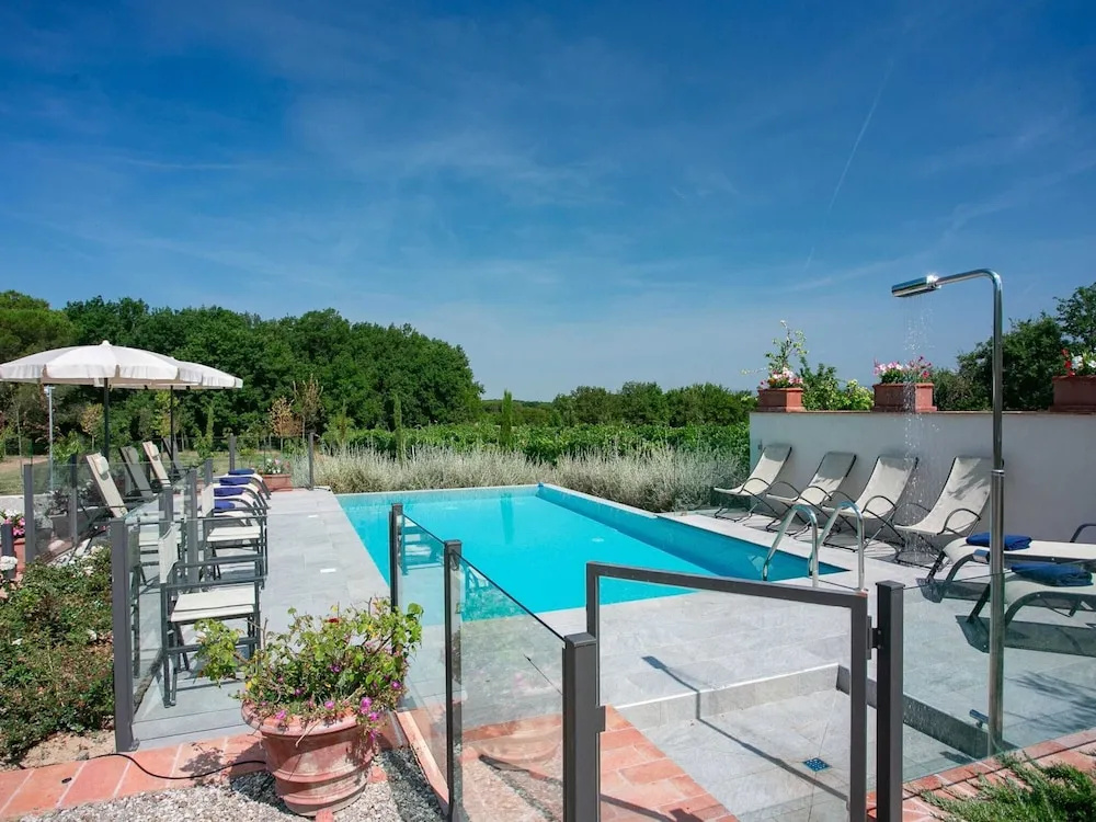 Plush Holiday Home in Cortona with Hot Tub