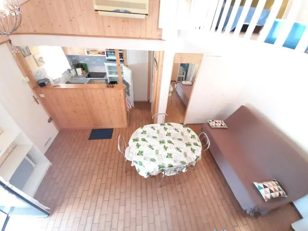 Maison moderne entre forêt et océan, avec jardin et terrasse. - FR-1-239-425