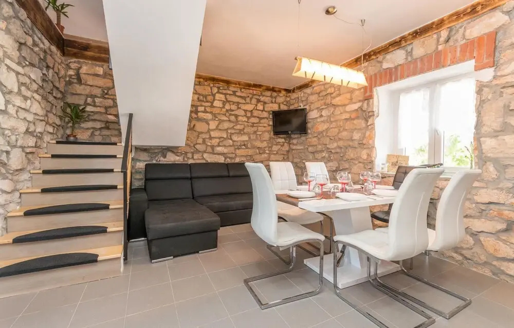 Amazing Home In Donje Rastane With Wifi