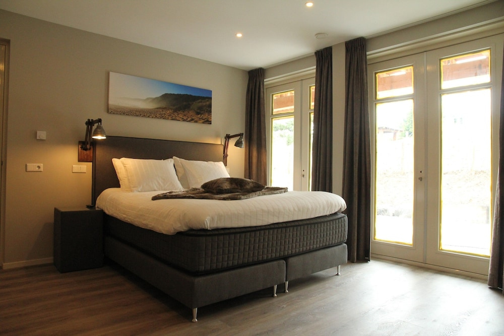 Luxurious Holiday Home with Hot Tub in Noordwijk