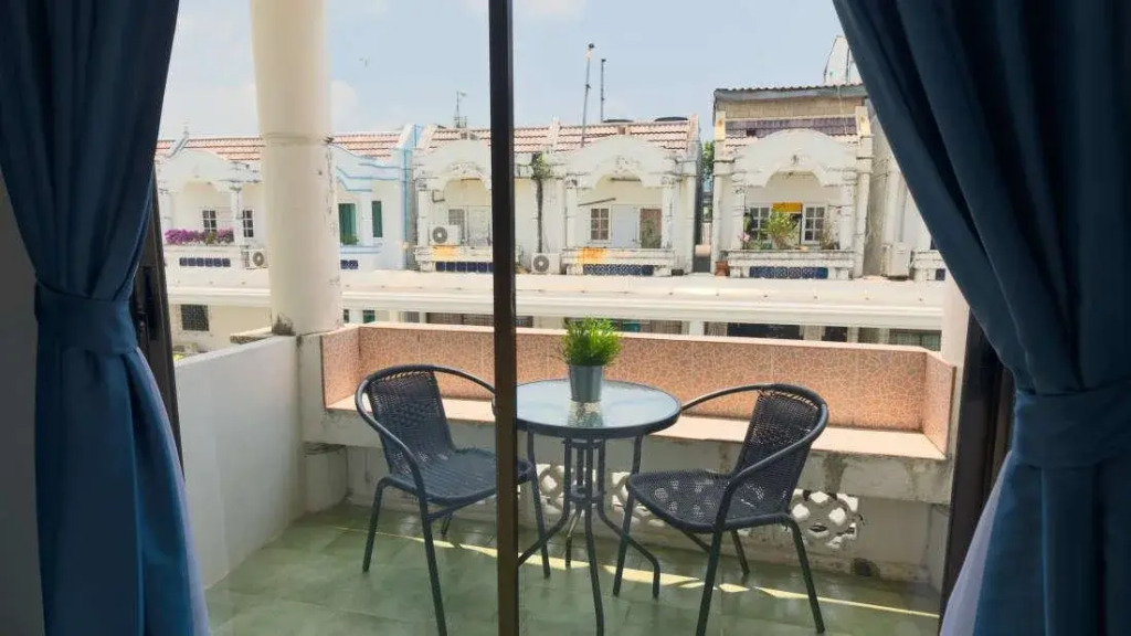 Big Boys' Bed & Burger - Patong Beach