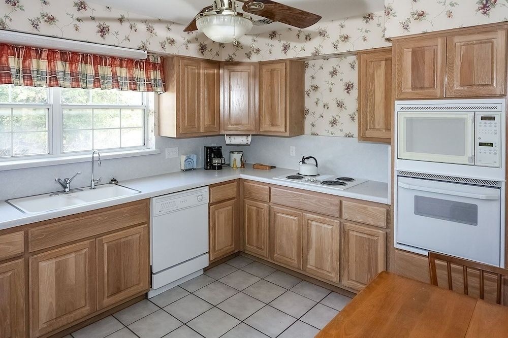 Peaceful 2 Bedroom Home by RedAwning