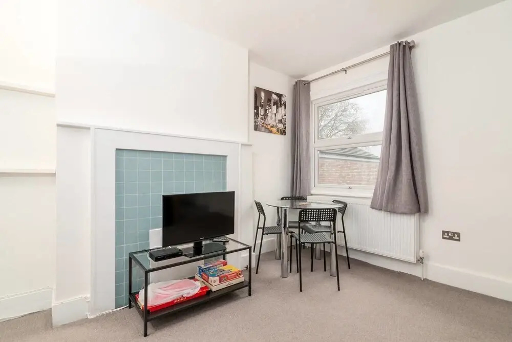 Modern 2 Bed, for 4 Guests in Golders Green!