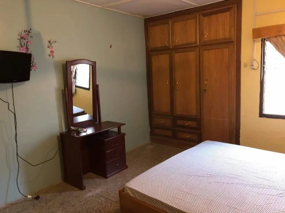 3 Bed House Sleeps 6 - Parking, Wifi, Generator