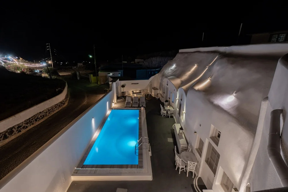 Fira-Cave-Sleeps 13-Parking-Pool-Pet Friendly