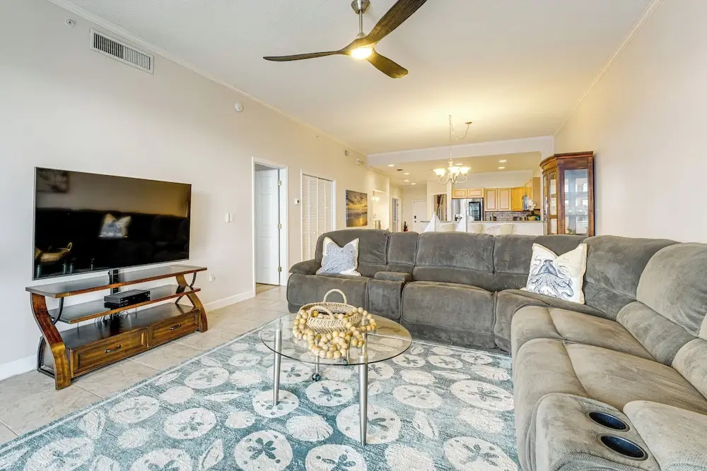 8th Floor Penthouse, Walk to Clearwater Beach