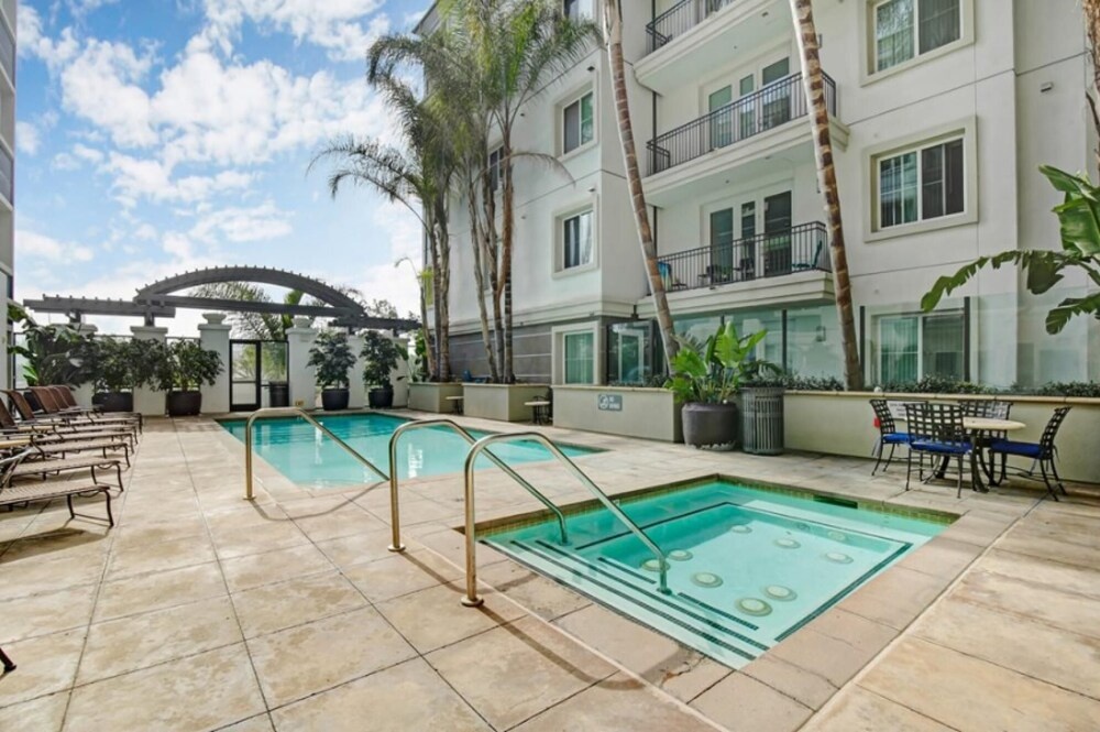 Yes it s Right 2 Suites and 3 Baths in the Heart of San Diego FB2