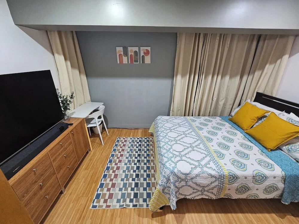 Casa Rosa2 2BR Loft in BGC With 55" Smart TV & 5 pax