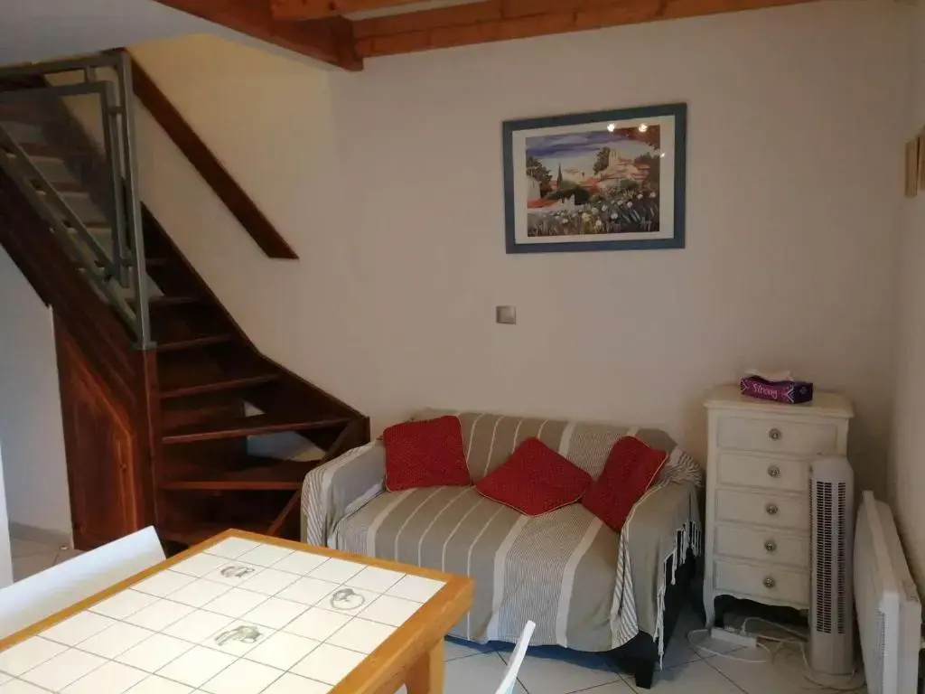 Belle villa d'angle, 6 couchages, cuisine climatisée, 3 chambres terrasse ombragée parking dans résidence sécurisée avec piscine commune, 400 m de la mer, LROND24