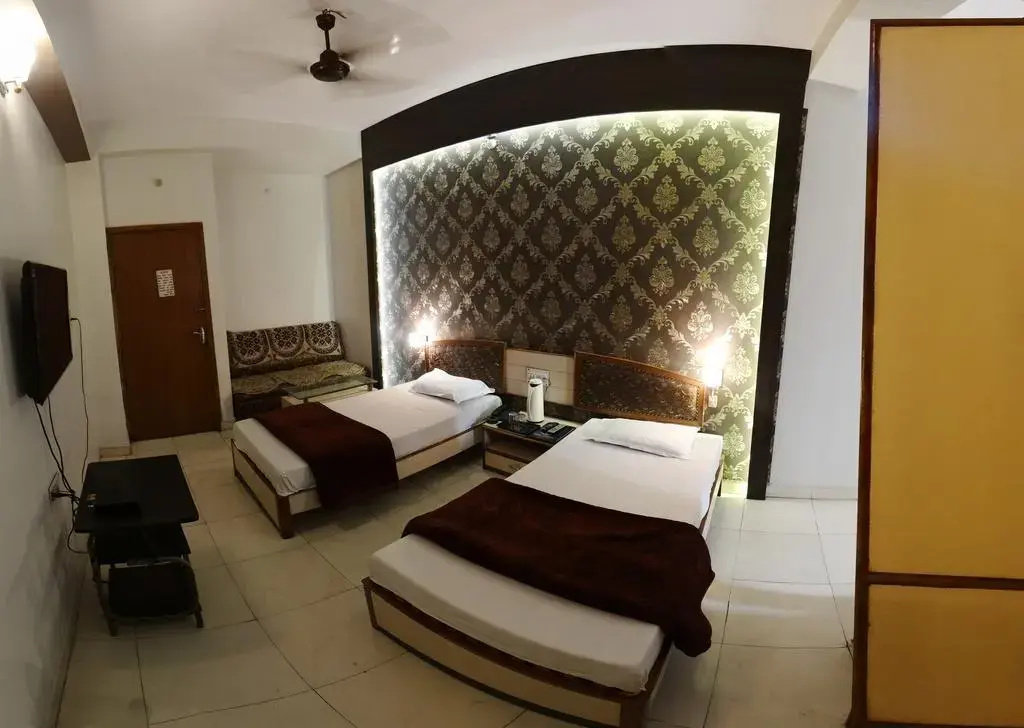 Gaurav Hotel