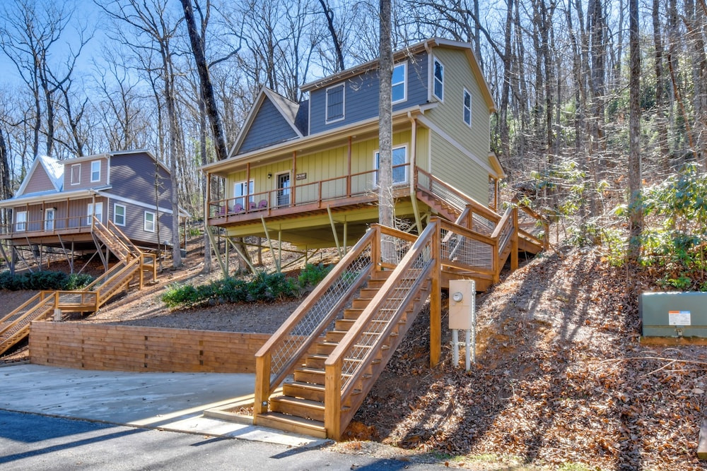 Mtn-view Getaway w/ Deck in Clayton: 1 Mi to Golf