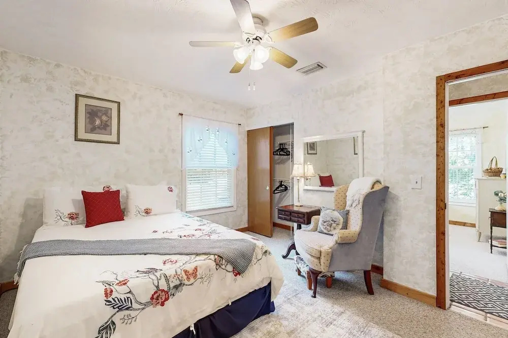 Cozy Cottage Near the Beach With Internet, AC, Washer/dryer