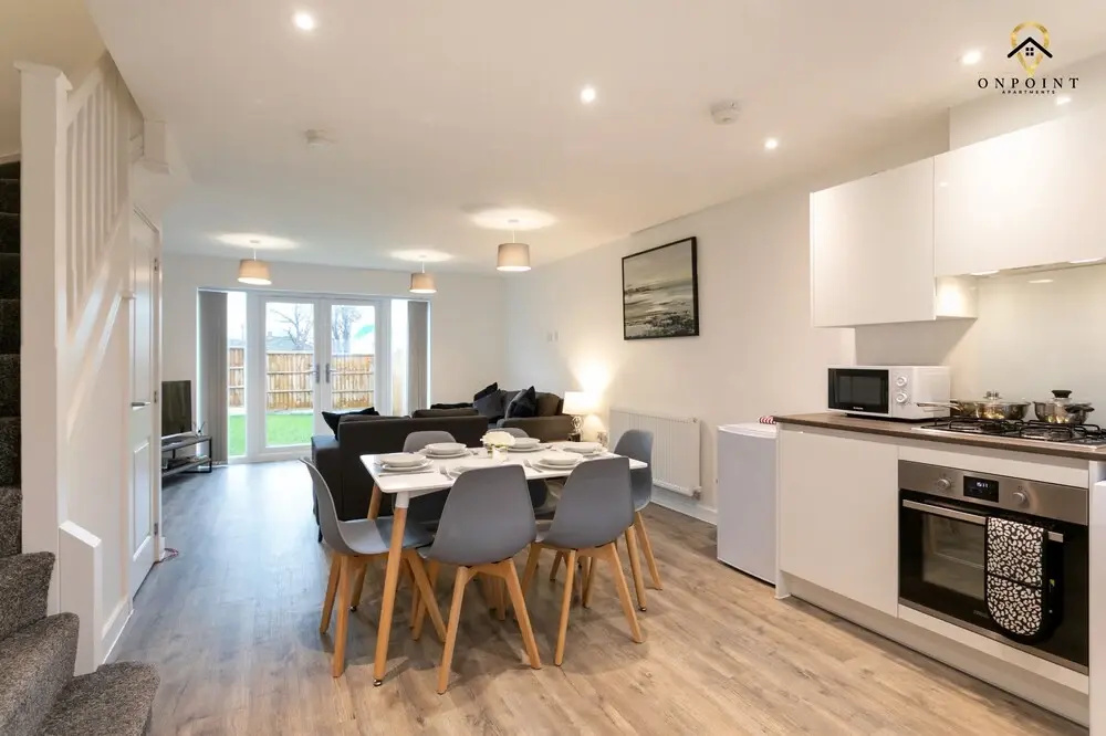 Spacious 3 Bed House with Parking & WiFi